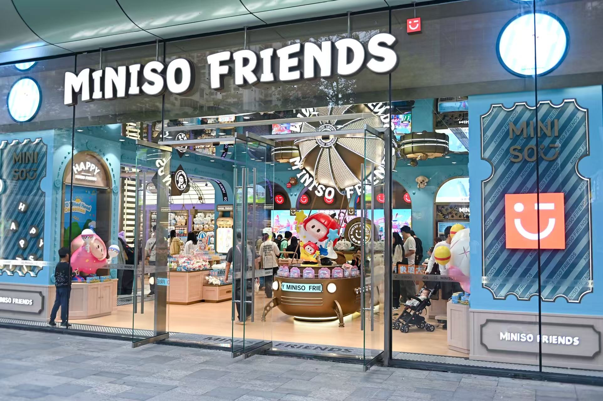 MINISO FRIENDS华南首店亮相深圳，
开启“迷你IP乐园”潮流新纪元