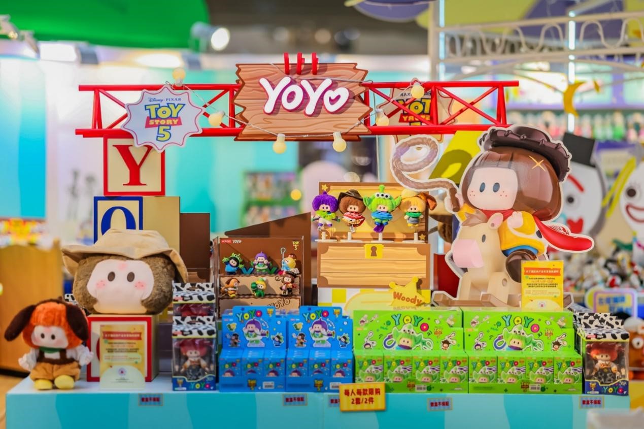 YOYO联名迪士尼，
名创优品刷新中国原创IP商业化纪录